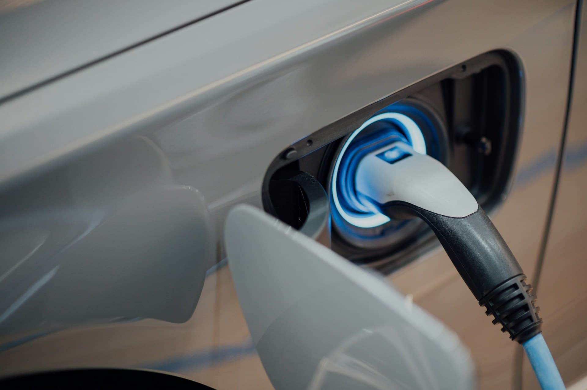 Electric, Plug-in Hybrid sau Hibrid: cum alegi mașina potrivită în 2026